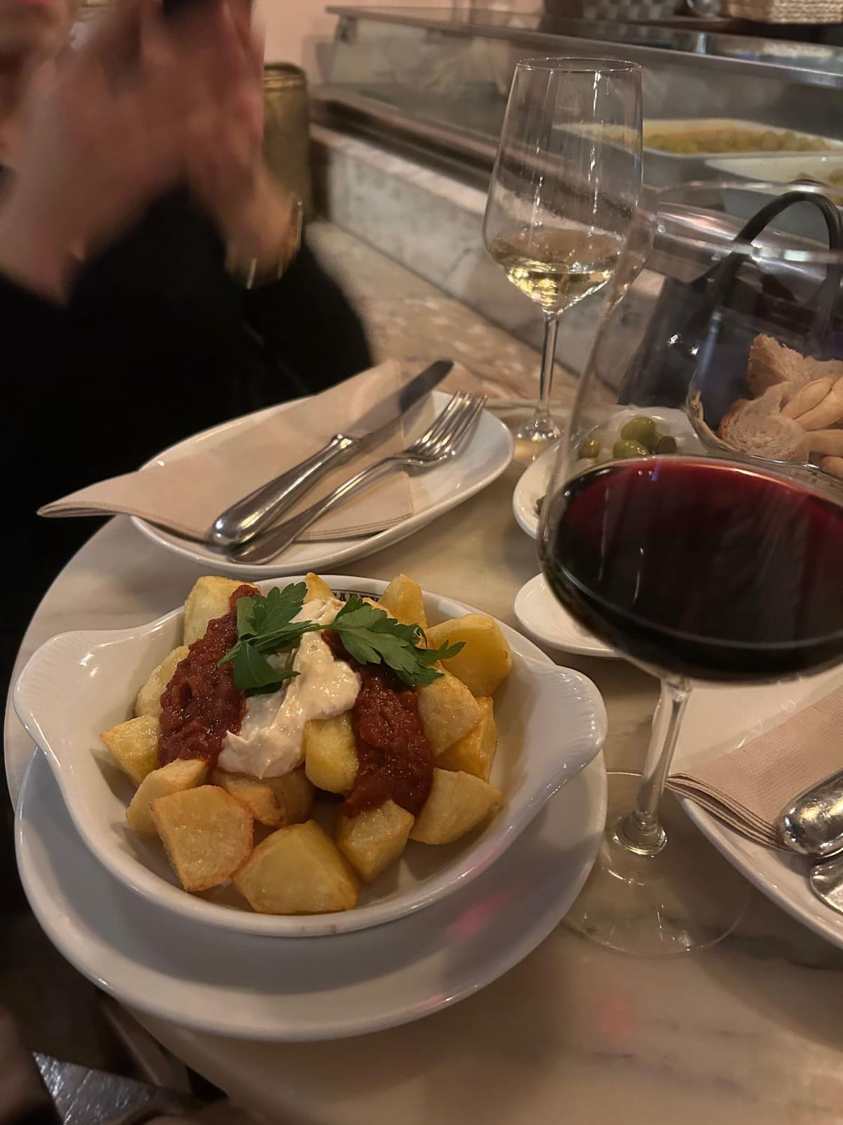 Guiso en cazuela + vino tinto